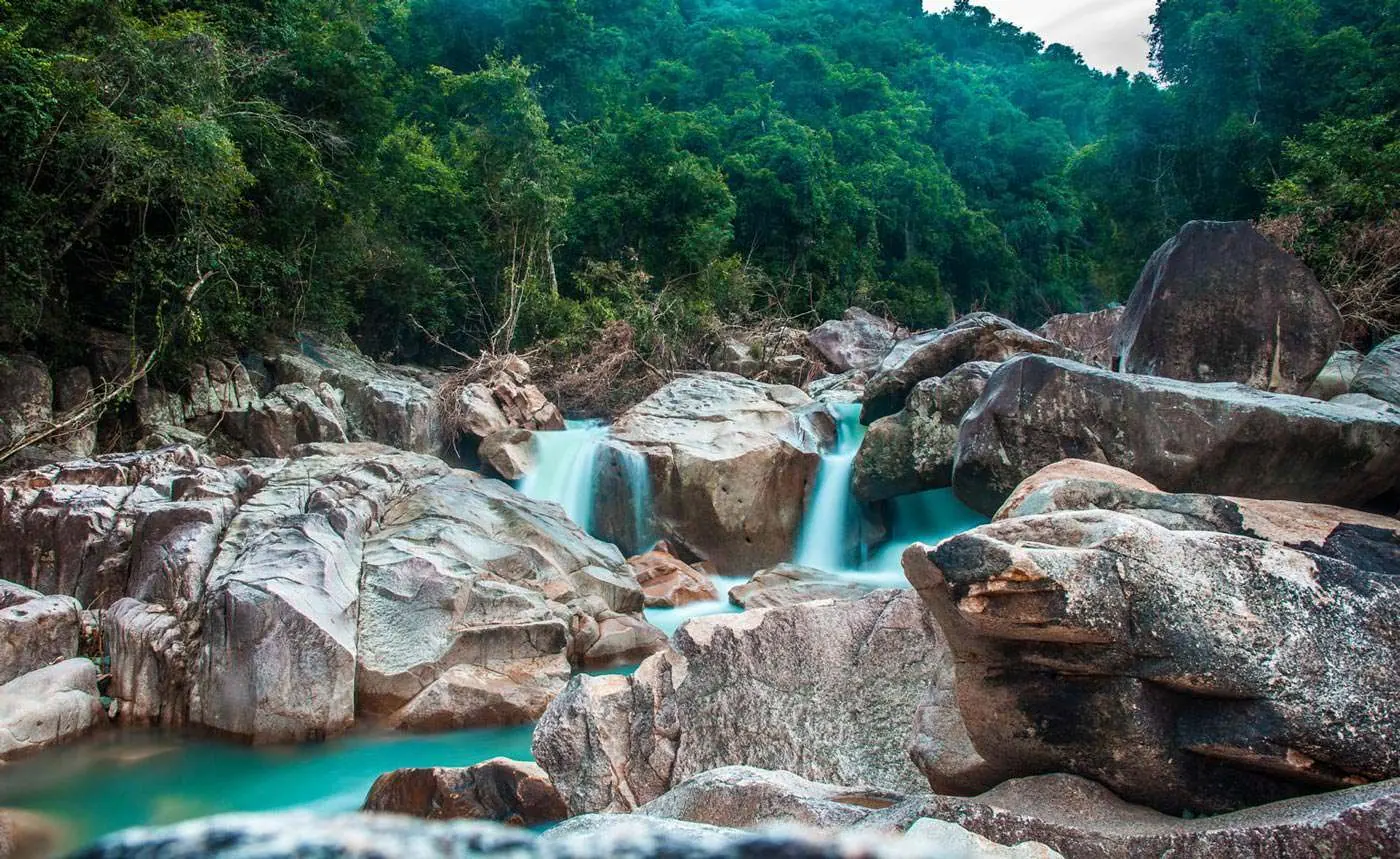 Thác nước và bãi biển